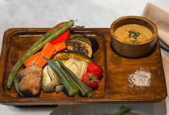 鰹のコンフィと島野菜のグリル