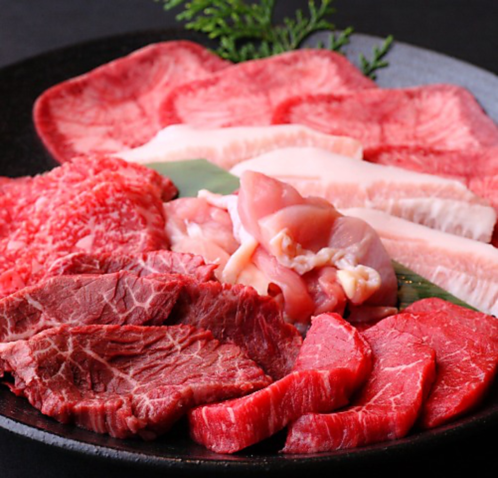 店長自ら目利きした極上のお肉は必食。バランス良く脂ののったお肉はチシャなど野菜との相性も抜群♪