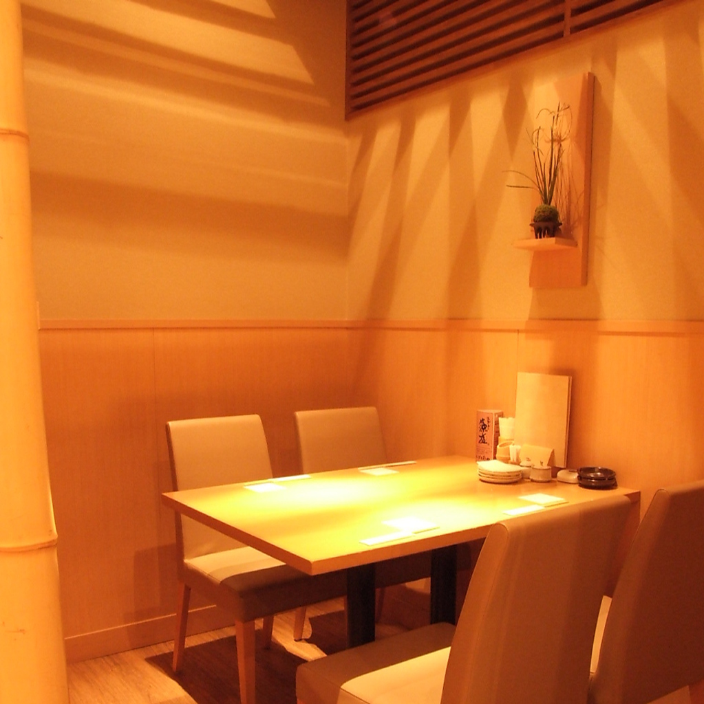 木・竹のぬくもりを感じる店内には個室タイプもご用意しています。