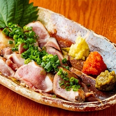 地鶏の旨味広がる熱々鉄板焼き