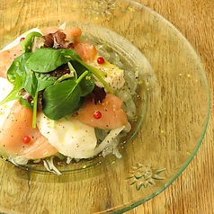 スモークサーモンとモッツァレラチーズのカルパッチョ