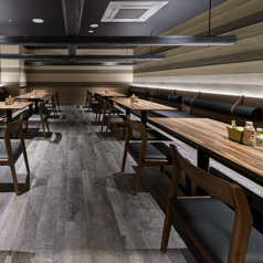 お席を組み合わせることで、団体様のご利用にも対応いたします。落ち着いた雰囲気の中で、こだわりの逸品を心ゆくまでご堪能いただけます。