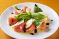 料理メニュー写真&nbsp;トマトとモッツァレラのカプレーゼ