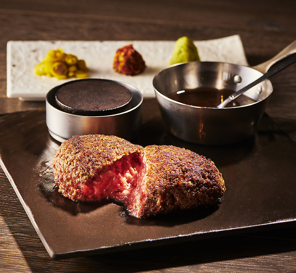 池田牛の炭焼き生ハンバーグや炭焼きの厳選されたお肉はビールとの相性も最高！