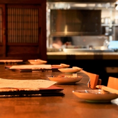 【１Ｆ】スタッフとの会話も楽しいカウンター席♪ご利用人数等お気軽にご相談ください。（～６名様迄）