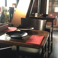 落ち着いた雰囲気のテーブル席はゆったりと会話と食事を楽しめる居心地の良い空間。当店自慢のオリジナル特製蒸し器を使った蒸気料理などをお楽しみください。