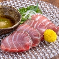 料理メニュー写真 本マグロ脳天炙り～生レバ仕立て～