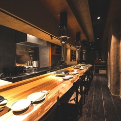 カウンター席の目の前で捌かれる新鮮な焼肉をお楽しみ下さい。