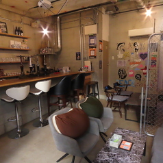 2名様用のテーブル席をご用意しています。懐かしさと新しさを感じるY2K影響の店内は、デートや特別なシーンにぴったりの空間です★お二人でのゆったりとした時間を大切にしながら、美味しいシーシャやドリンクをお楽しみください♪