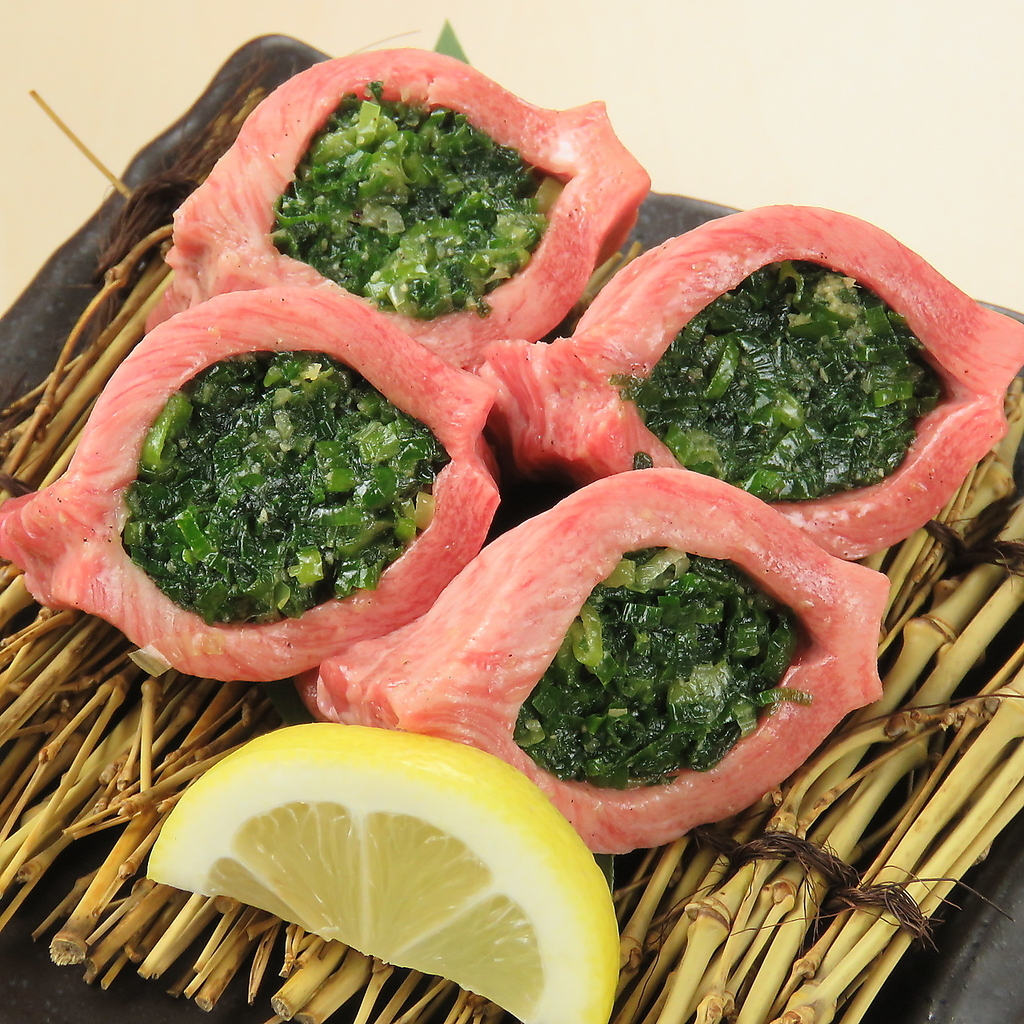 目でも舌でも楽しめる《厚切りネギ包みタン》