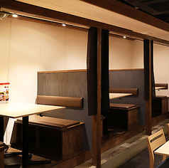 周囲を気にせず、プライベートな会話を楽しみたい時に最適な半個室をご用意しております。2～4名様での利用を想定しており、少人数の宴会や会食、記念日のお祝いにもぴったりです。全12席で、落ち着いた雰囲気の中で心ゆくまで美食と会話をお楽しみいただけます。