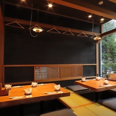 個室でお座敷席もご用意しております。落ち着いた空間で宴会やデート等の用途にもご利用いただけます。特別な日の食事にぜひご利用ください。