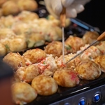 熟練のスタッフが焼くふわとろたこ焼きは絶品です！ボリュームも◎
