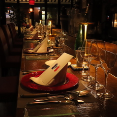 料理の臨場感を間近で味わえる、特等席へようこそ。熊本・水道町のフレンチ「Le Lotus Bleu」では、全6席のシェフズカウンターをご用意。お一人様での贅沢なご褒美ディナーや、肩を並べて語り合う大人のデートに最適です。丁寧に仕上げられる本格フレンチの香りと音を、五感で楽しむ至福のひとときを。