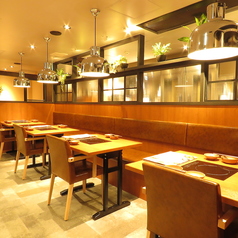 落ち着いた雰囲気の店内には多種多様な席をご用意しております。周りのお席とは離れておりますので、個室でなくてもゆったりとお食事をお楽しみいただけます。