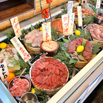 種類豊富な刺身(日替わり)は、全国の漁港から仕入れるこだわりです☆
