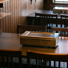 四名様掛けのテーブル席を三卓ご用意しております。こちらは普段使いのご利用はもちろん、お子様連れのご家族にも人気のお席です。お子様用の椅子やお皿も完備しているため、気兼ねなく大切な方との食事のひとときを満喫いただけます。