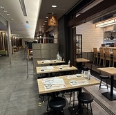 車椅子で入店可のバリアフリーに配慮した設計を導入しており、すべてのお客様が安心してお食事をお楽しみいただけます。通路や座席の配置にもゆとりを持たせており、移動もスムーズに行うことが可能です。ご家族皆様や大切な方々とのお集まりに、心地よい安心の空間をご提供いたします。