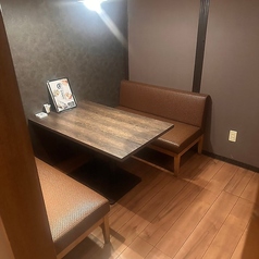 和の心を大切にした1階フロアにある、4名様用の半個室です。ほのかに灯る照明が心地よい落ち着きをもたらし、周囲を気にせずゆったりと会話を楽しめます。月替わりのコース料理で旬の鮮魚を味わいながら、日常の喧騒を忘れて寛ぎませんか？少人数での接待や、落ち着いたお食事会にも人気の隠れ家的空間です！