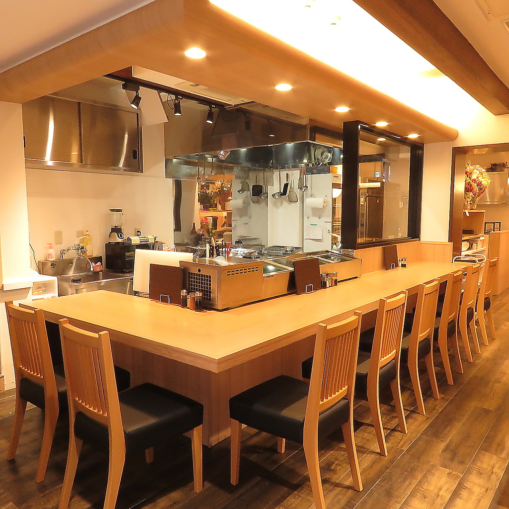 藁焼きを存分に堪能するなら是非カウンター席をご利用ください！1階にはテーブル席もございます