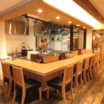 藁焼きを存分に堪能するなら是非カウンター席をご利用ください！1階にはテーブル席もございます