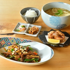 多彩なスパイスを組み合わせた本格中華ランチも人気