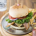 料理メニュー写真&nbsp;ベーコンエッグチーズバーガー
