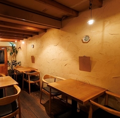温かみのある木製テーブルが並ぶ2名様席は、大切な方とのデートや友人との語らいにぴったりです。落ち着いた雰囲気の中で、美味しい料理とお酒を囲みながら、心ゆくまで会話をお楽しみいただけます。素敵なひとときをお過ごしください◎