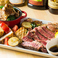 肉料理から前菜、揚げ物までバリエーション豊富にご用意。お腹も心も満たされる食べ飲み放題プランはコスパ抜群!仲間との集まりや女子会にもおすすめです。