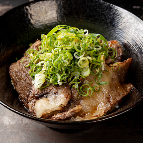 大目牛のブリスケ丼と牛すじネギお好み焼き、全国B級グルメも楽しめる創作居酒屋！