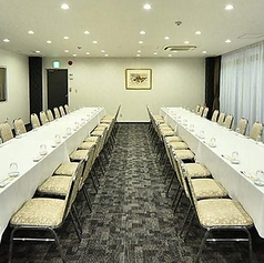 会議室としても使えるフロア貸切（着席:20～60名様・立食:人数要相談）5階には多目的ホール“アークホール”をご用意。モノトーンで統一された室内は上品な雰囲気が漂います。着席は最大60名様まで、立食はご相談ください。※マイクは2本ご用意ございますが、ハウリングしてしまうので1本でのご利用がおすすめです。