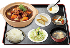 熱々！牛バラ肉の土鍋煮込みランチは1980円(税込)です♪