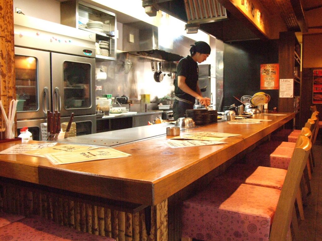 カウンター席ではプロが目の前で焼き上げます。感動の一瞬！