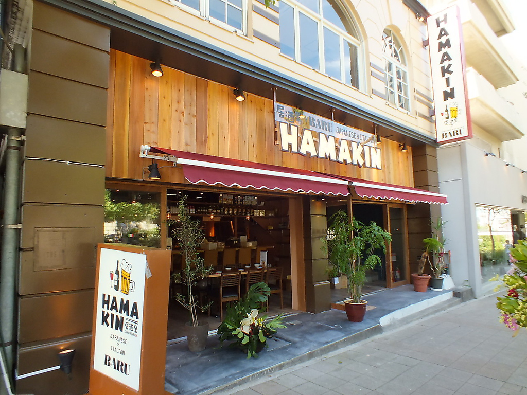 外観はバルを思わせるようなオープンなスタイル