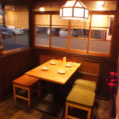 昭和の雰囲気漂うテーブル席。ゆったりと4名様でおくつろぎいただけます。