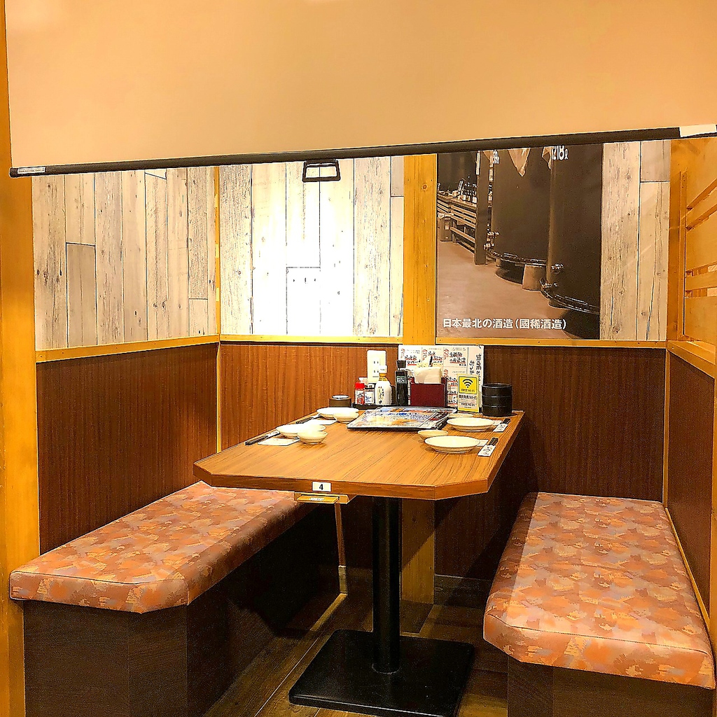 ローススクリーンカーテンで仕切れるテーブル席が多数♪