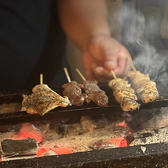 当店の厨房では、鮮度抜群の食材を丁寧に手仕込みし、繊細な火入れと調味にこだわっています。串焼は132円(税込)~とリーズナブルでありながら、その味わいは感動レベル!一本一本が独立した料理のような奥深さです。職人の技が詰まった絶品炭焼きを、気軽にお楽しみください。