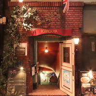 隠れ家のような入り口の先に広がる開放的な大空間◎