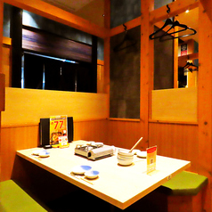 【落ち着いた和の雰囲気】少人数～大人数まで、人数に合わせてのご利用が可能です。ゆったりとしたひとときを過ごせる居心地のよい空間です。2次会などの軽い飲み会にもぜひご利用ください。気兼ねなく食事や会話を楽しめます。