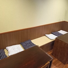 テーブル席は、全部で8席ご用意しています。ゆったりとくつろげる空間は、親しいご友人との飲み会や女子会、会社の同僚との語らいなど、少人数での各種ご宴会にぴったりです。人気のお席ですので、お早めのご予約をおすすめします。