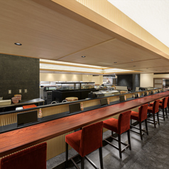 職人の繊細な手仕事を特等席で堪能できる、全31席の広々としたカウンター席です。お一人様での贅沢なランチや、大切な方との語らいに最適な空間となっております。