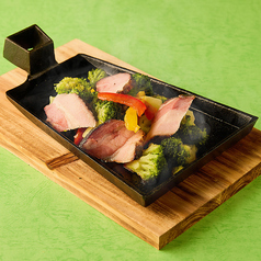 熟成ベーコンとブロッコリーの鍬焼き