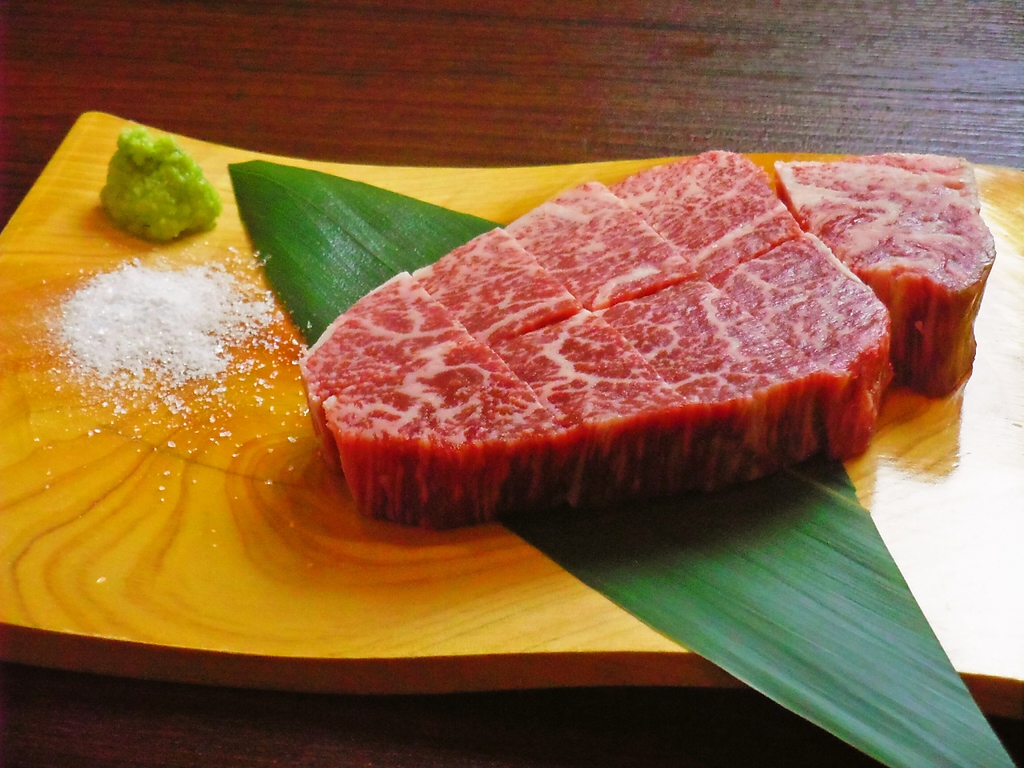 炭火で楽しめ、上もののお肉であれば、岩塩と山葵で味わってほしいという提案します。