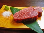 炭火で楽しめ、上もののお肉であれば、岩塩と山葵で味わってほしいという提案します。