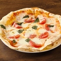 料理メニュー写真 バジルとトマトのピザ
