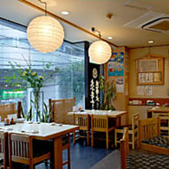 友人やご家族との少人数での会食に最適なテーブル席がございます。広々としたテーブルで、特別宴会コースなどのお料理をゆったりとお楽しみください。落ち着いた店内で、大切な方との語らいの場としてぜひご利用くださいませ。