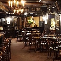 英国直輸入家具に囲まれた本格的なパブ空間が自慢◎