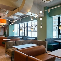 窓からの景色も楽しめるお洒落カフェ