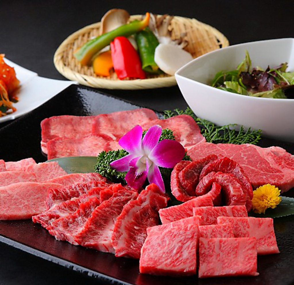 本陣の盛り合わせ内容。毎朝仕入れるお肉が旨いとリピーター続出です。ご予算に応じてリクエストOK！