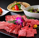 本陣の盛り合わせ内容。毎朝仕入れるお肉が旨いとリピーター続出です。ご予算に応じてリクエストOK！